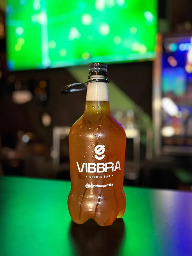 Growler de 1 litro com a marca Vibbra sobre o balcão
