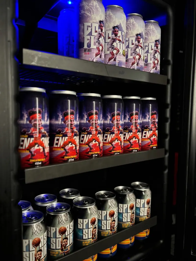 Geladeira com latas de cervejas artesanais
