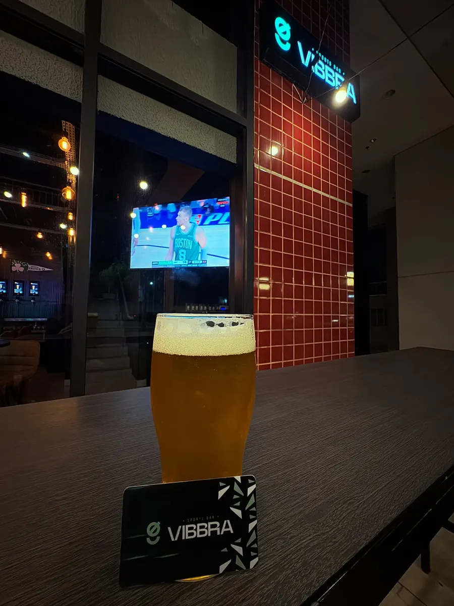 Copo de chope no balcão com cartão Vibbra