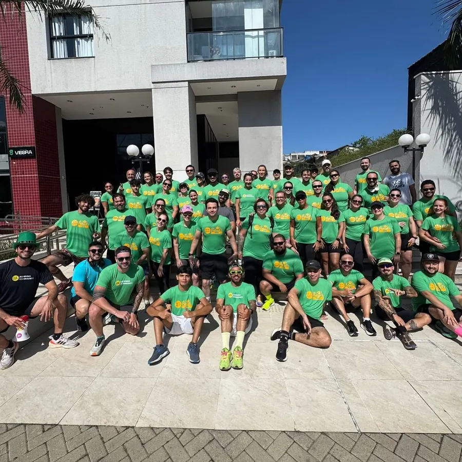 Grupo da Running Crew do Vibbra reunido em frente ao bar